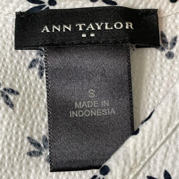 Ann Taylor top white w/black micro floral all over print Size Small, soft poly - Picture 3 of 10